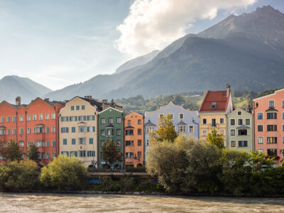 Innsbruck, Austria – Green City Experiences – Colourful row of houses on the banks of Inn river in Innsbruck ©Oesterreich Werbung, Photographer Sebastian Burziwal – – (142790) EXPIRES 22.07.2027